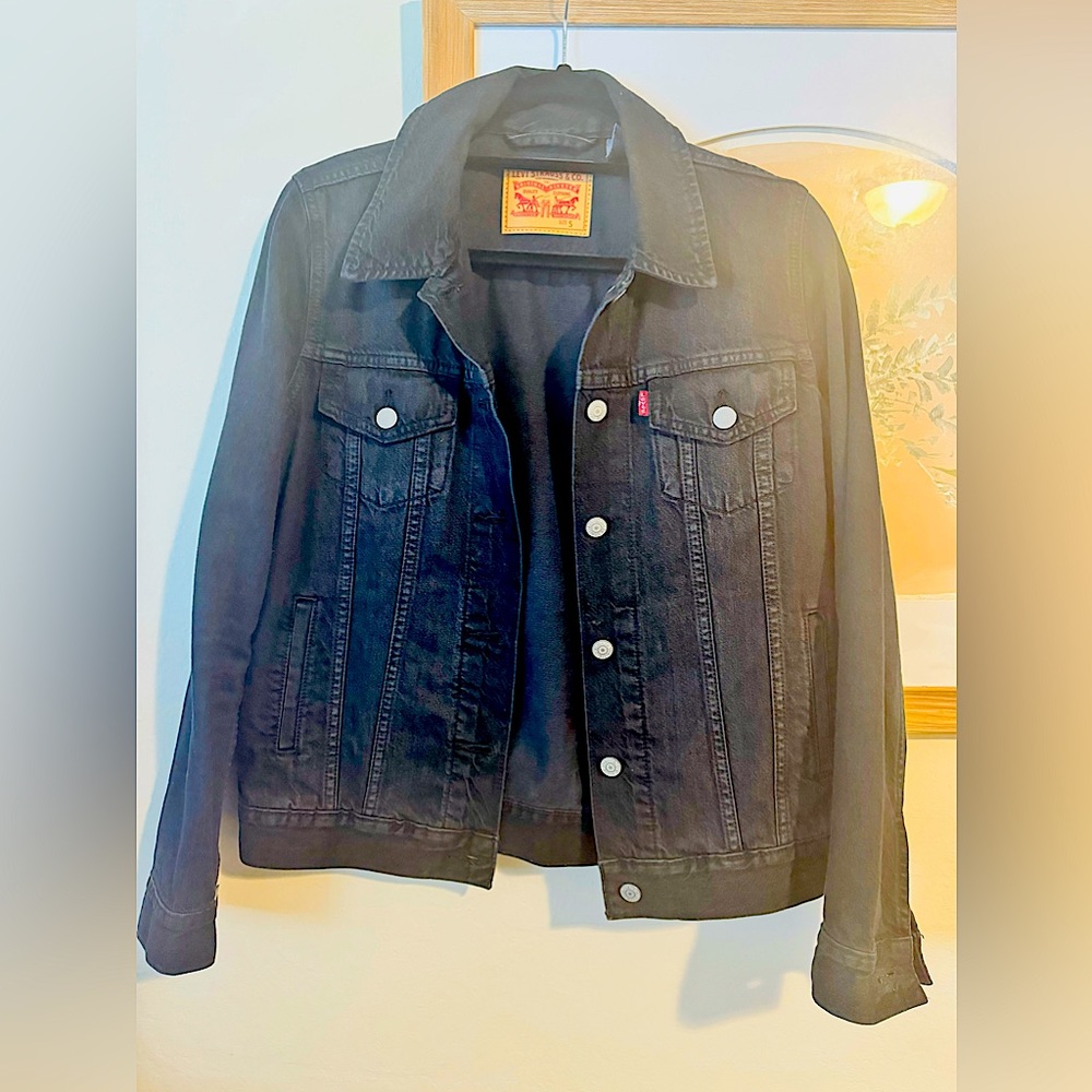 GUC-Size S-Levi Button Up-Black-Jean Jacket with Pockets.